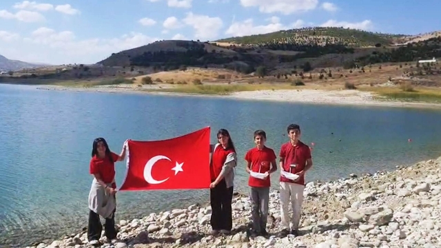 Elazığ'da öğrenciler Küresel Sumud Filosu'na destek için kağıttan gemileri suya bıraktı