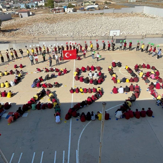 Gaziantep'te öğrenciler "Özgür Gazze" yazılı koreografi oluşturdu
