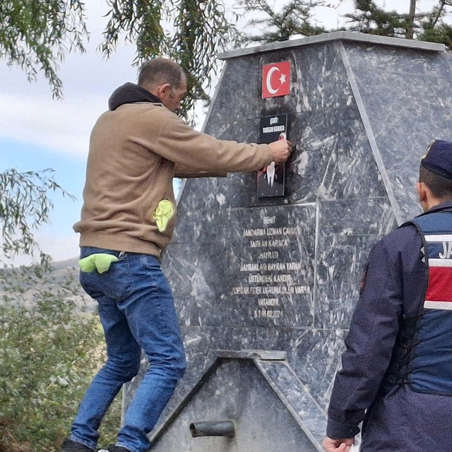 Şehit adına yaptırılan çeşmedeki Türk bayrağı ve şehidin fotoğrafı tahrip e...