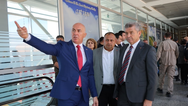 Sarp Sınır Kapısı'ndan 9 ayda 4 milyona yakın yolcu geçişi oldu