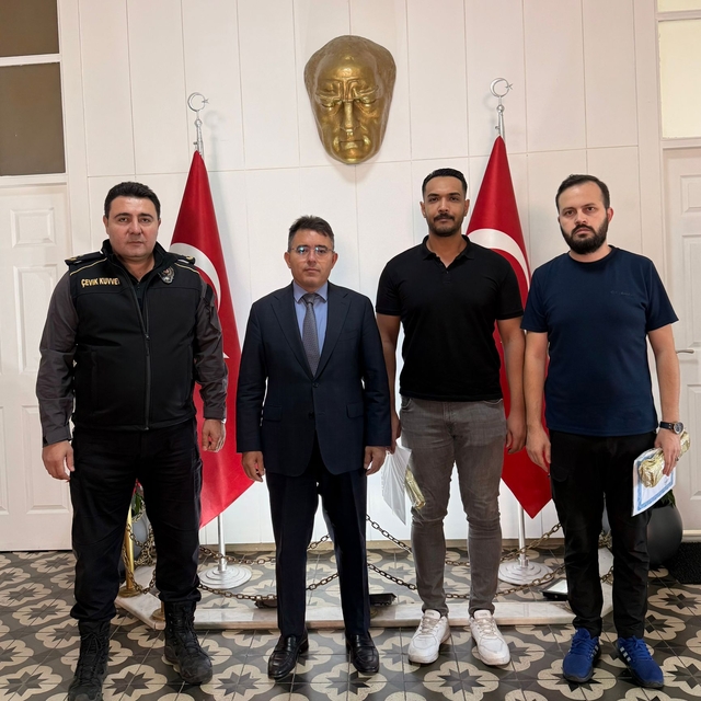 Marmaris'te bir kadını silahlı saldırıdan kurtaran polislere teşekkür belge...