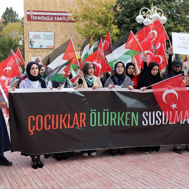Sivas Cumhuriyet Üniversitesi'nde Filistin'e destek yürüyüşü düzenlendi