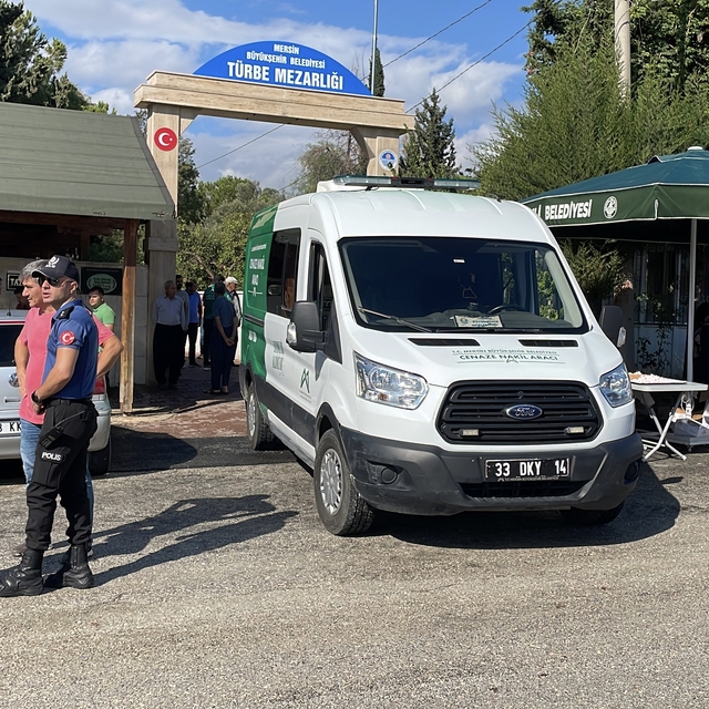 Mersin'de minibüsün şarampole yuvarlandığı kazada ölen 3 kişi defnedildi