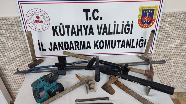 Kütahya'da kaçak kazı yapan 9 kişi suçüstü yakalandı