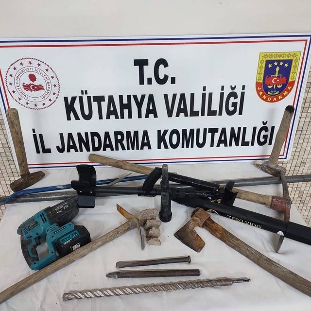 Kütahya'da kaçak kazı yapan 9 kişi suçüstü yakalandı