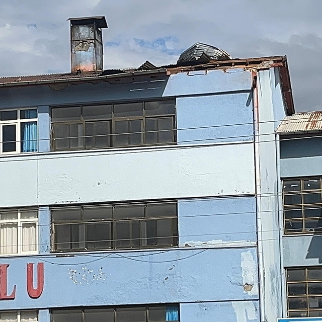 Adana'da şiddetli rüzgar okulun çatısının bir kısmını uçurdu