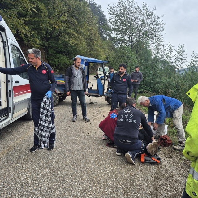 Düzce'de devrilen tarım aracındaki 2 kişi yaralandı