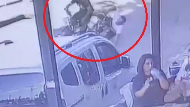 Adana'da yarışan 2 motosikletlinin kazası kamerada