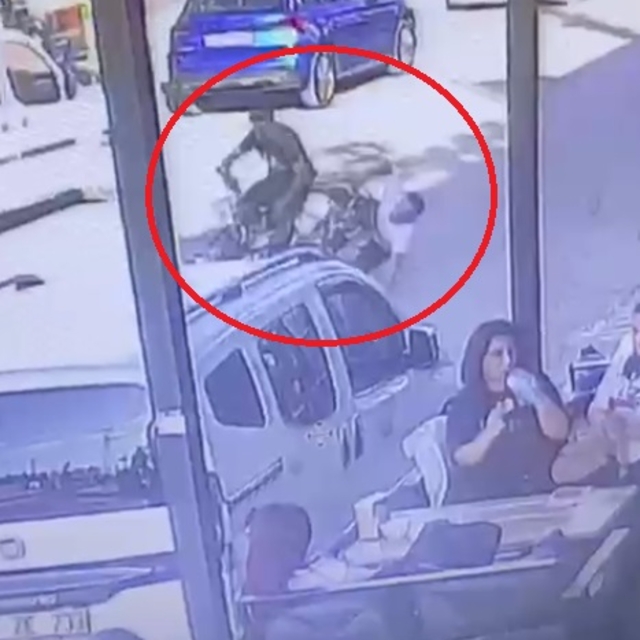 Adana'da yarışan 2 motosikletlinin kazası kamerada