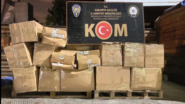 Kamyonetlerde 2 milyon liralık kaçak nargile tütünü ele geçirildi