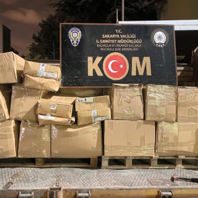 Kamyonetlerde 2 milyon liralık kaçak nargile tütünü ele geçirildi