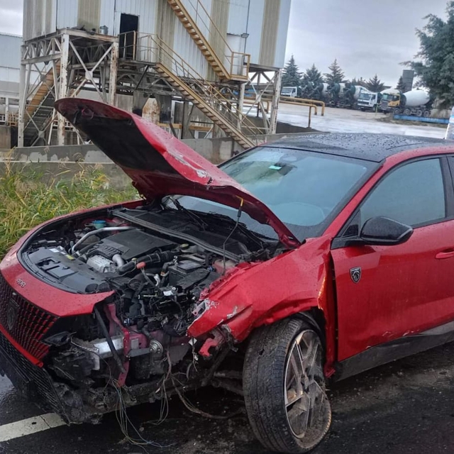 Kırklareli'nde refüje çarpan otomobil sürücüsü yaralandı
