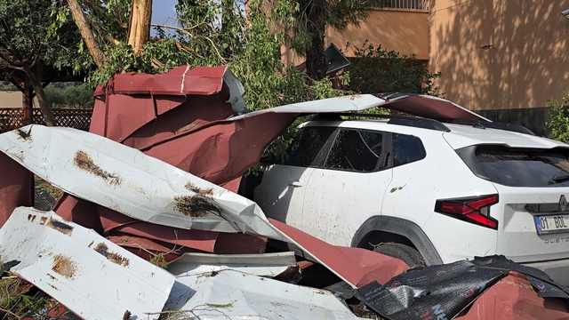 Adana'da fırtına nedeniyle 2 okulun çatısı uçtu, park halindeki araçlar hasar gördü