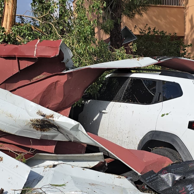 Adana'da fırtına nedeniyle 2 okulun çatısı uçtu, park halindeki araçlar has...