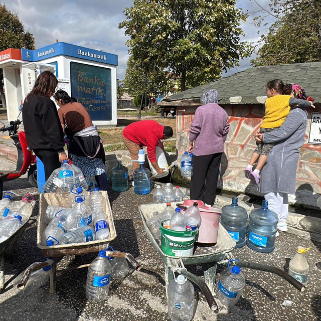 Edirne'de su kesintileri nedeniyle çeşme önlerinde kuyruk oluştu