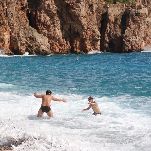 Antalya'da yabancı turistler dalgalara rağmen denize girdi