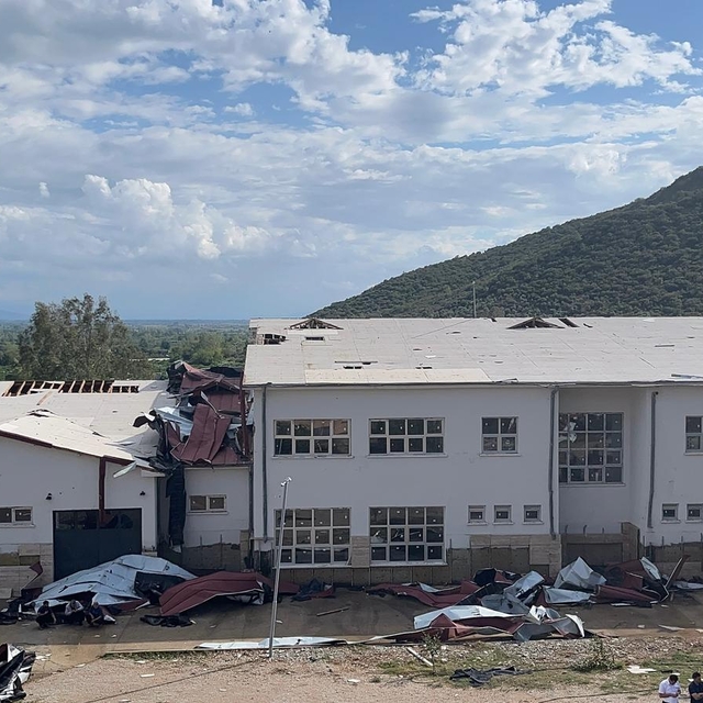 Adana'da fırtına nedeniyle uçan okulun çatısı park halindeki araçlara zarar...