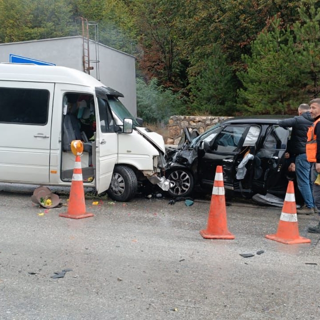 Bolu'da minibüsle çarpışan otomobildeki 1 kişi yaralandı
