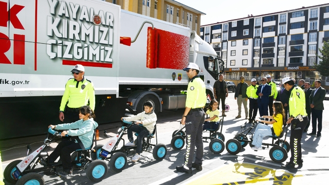 Ardahan'da çocuklar mobil eğitim tırında trafik kuralları hakkında bilgilendirildi