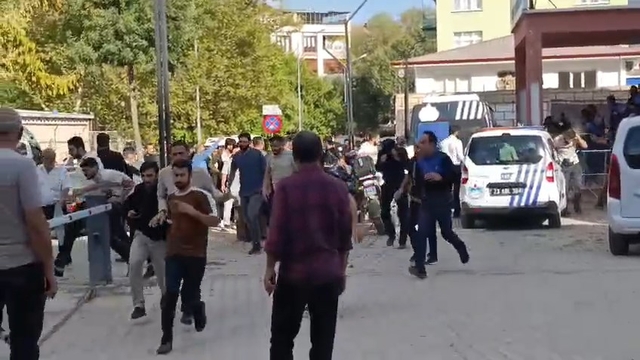 Zabıta amirliği önünde tekmeli yumruklu kavga kamerada