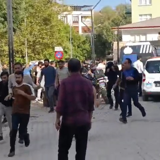 Zabıta amirliği önünde tekmeli yumruklu kavga kamerada