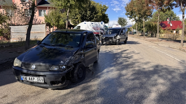 Bolu'da otomobille çarpışan hafif ticari araçtaki 5 kişi yaralandı