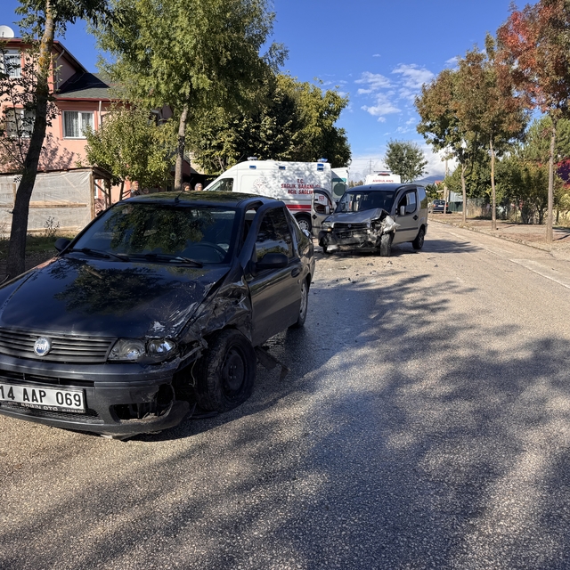 Bolu'da otomobille çarpışan hafif ticari araçtaki 5 kişi yaralandı