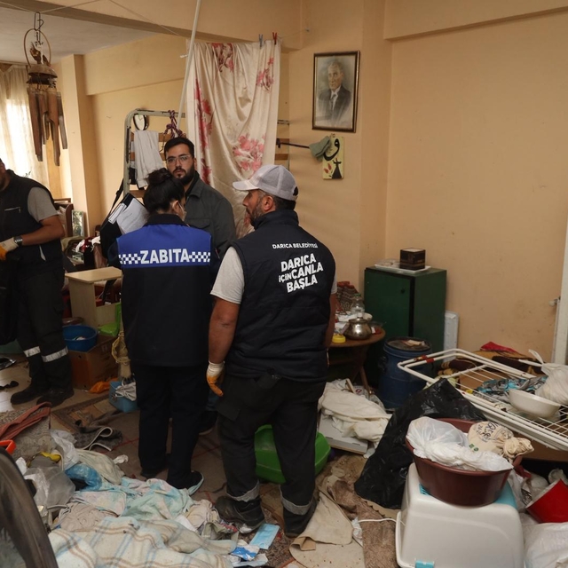 Kocaeli'de bir evden 2 kamyon çöp çıktı