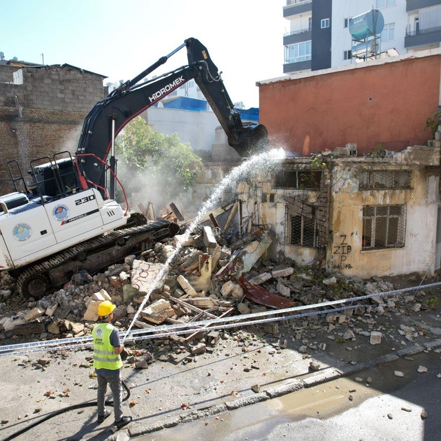 Mersin'in Akdeniz ilçesinde metruk ev kontrollü yıkıldı