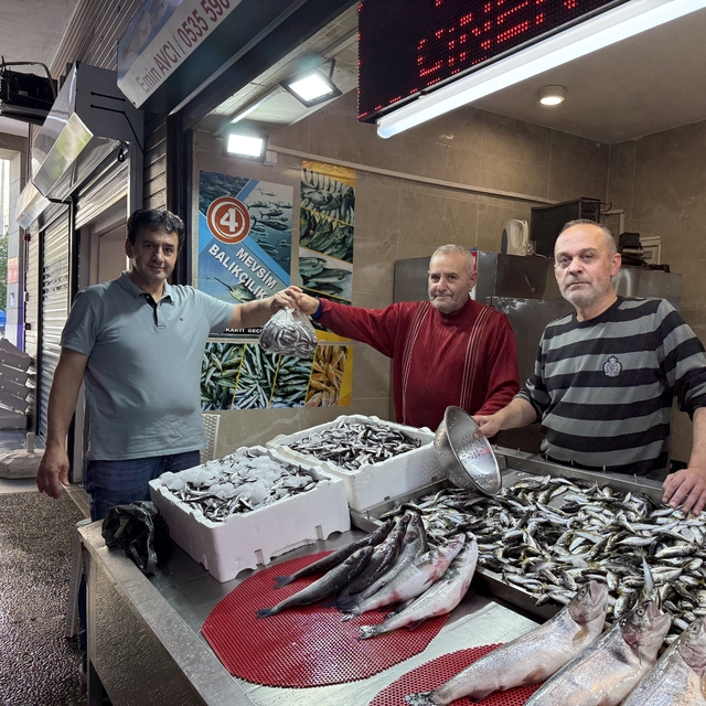 Trabzon'da balıkçı tezgahlarında istavrit ilgi görüyor