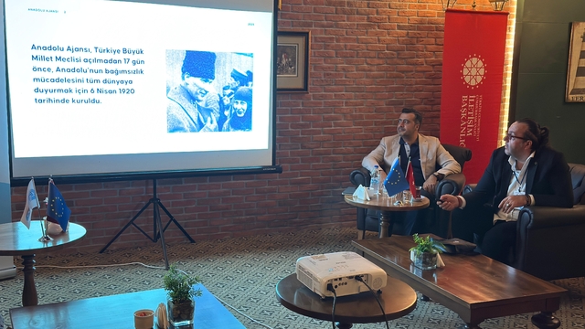 İzmir'de genç iletişimcilere sosyal medya ve habercilik etiği eğitimi verildi