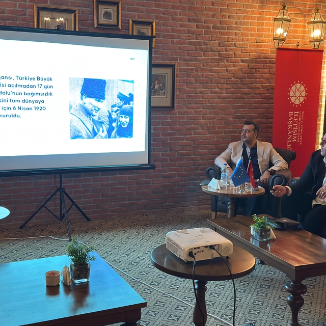 İzmir'de genç iletişimcilere sosyal medya ve habercilik etiği eğitimi veril...