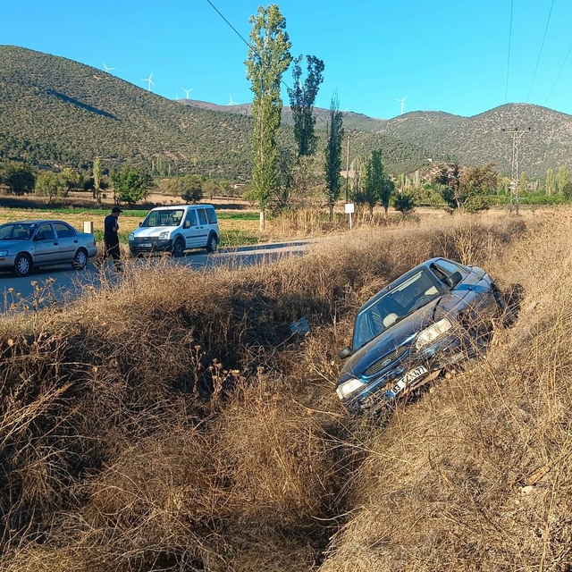 Amasya'da devrilen otomobildeki 3 kişi yaralandı
