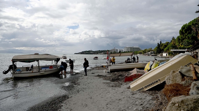 Kuşadası'nda fırtına ve sağanak; balıkçı tekneleri karaya oturdu