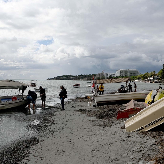 Kuşadası'nda fırtına ve sağanak; balıkçı tekneleri karaya oturdu