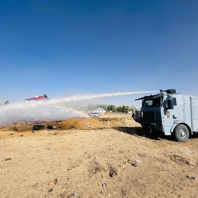 Malazgirt'te saman yığınında çıkan yangın TOMA müdahalesiyle söndürüldü