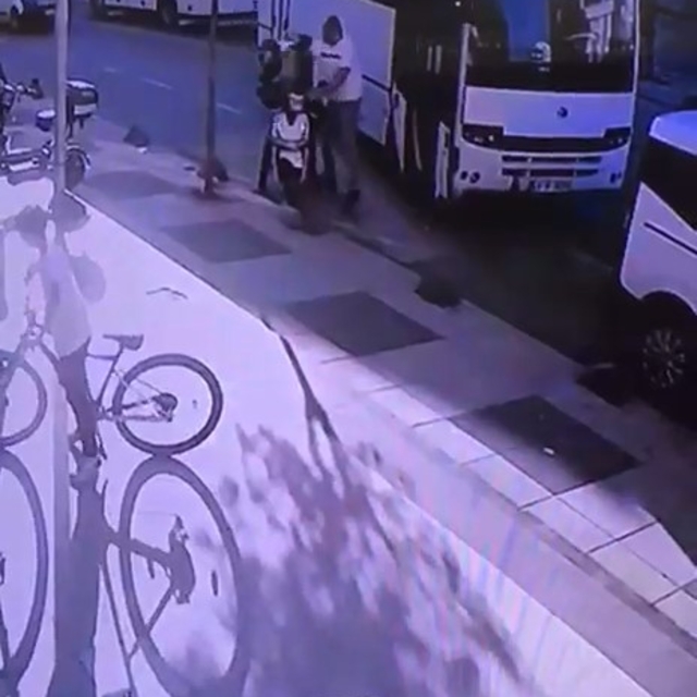 Servis aracı şoförünün motokuryeye tekme ve yumruklu saldırısı kamerada