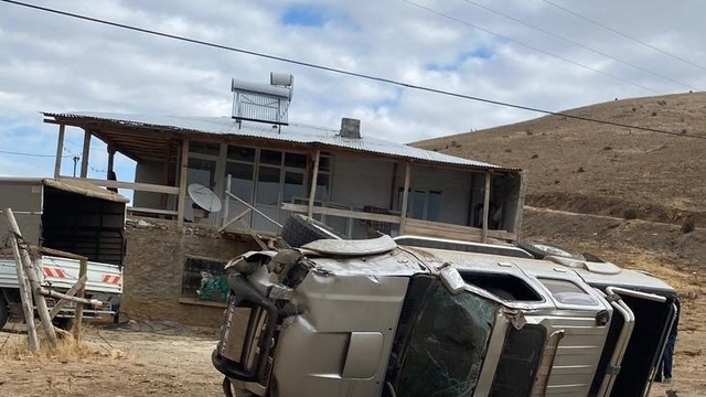 Yağış nedeniyle yoldan çıkan kamyonet takla attı: 1 ölü, 1 yaralı