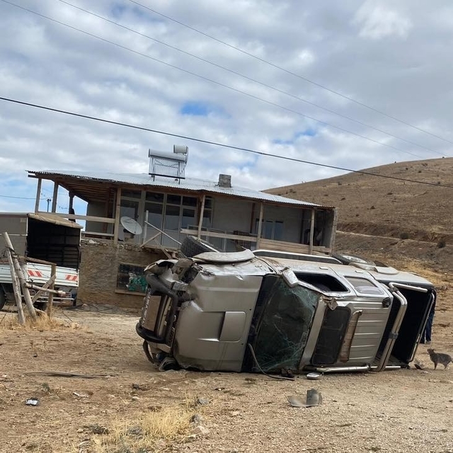 Yağış nedeniyle yoldan çıkan kamyonet takla attı: 1 ölü, 1 yaralı