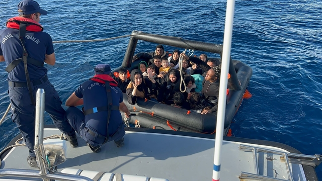 İzmir açıklarında 75 düzensiz göçmen kurtarıldı, 73 düzensiz göçmen yakalandı