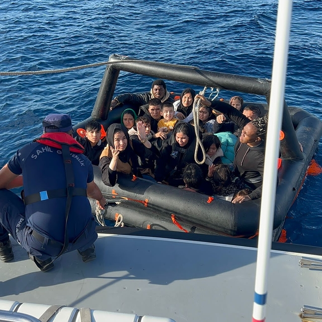 İzmir açıklarında 75 düzensiz göçmen kurtarıldı, 73 düzensiz göçmen yakalan...