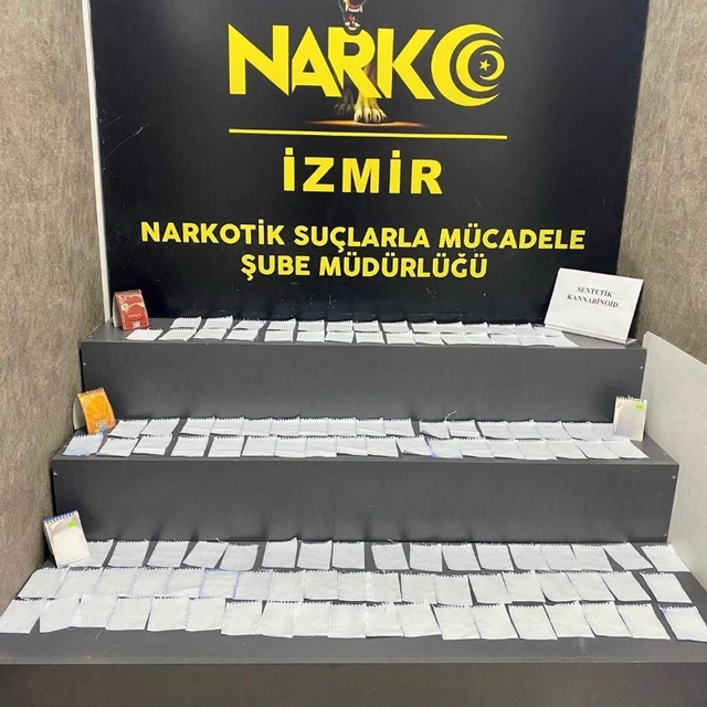İzmir'de uyuşturucuyla yakalanan 2 şüpheli tutuklandı