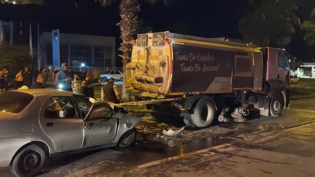 Kuşadası'nda belediye temizlik aracına çarpan otomobilin sürücüsü öldü