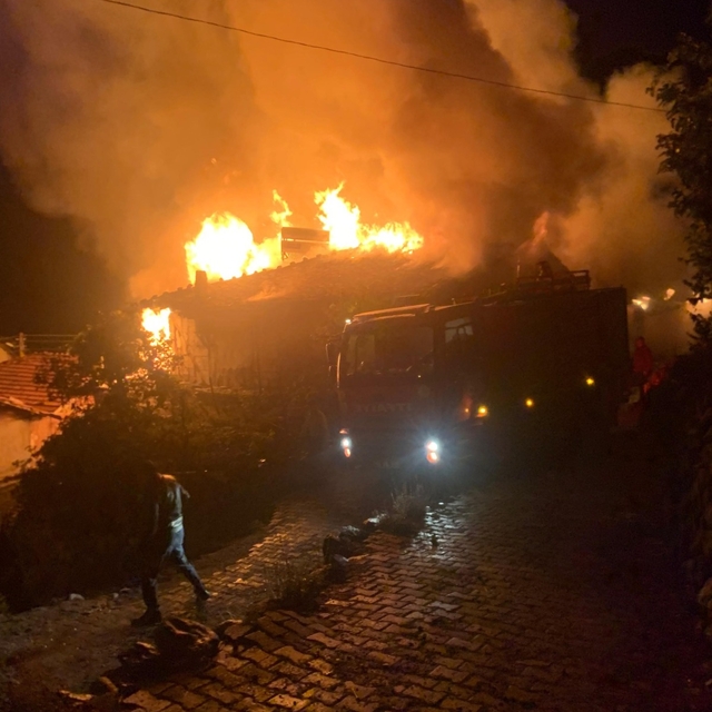 Çorum'da çıkan yangında 3 ev kullanılamaz hale geldi