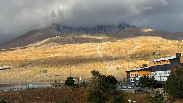 Erciyes'in zirvesine kar yağdı