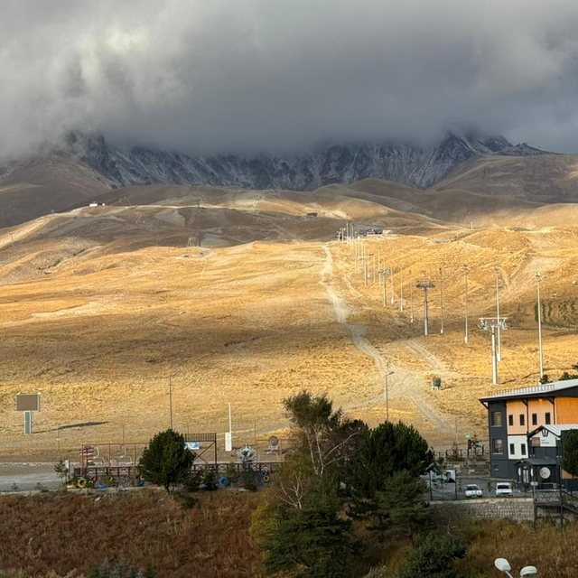 Erciyes'in zirvesine kar yağdı