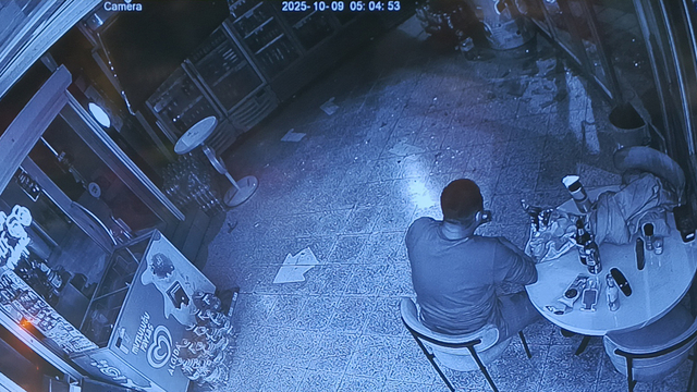 Camı kırıp girdiği markette yedi, içti ve gitti