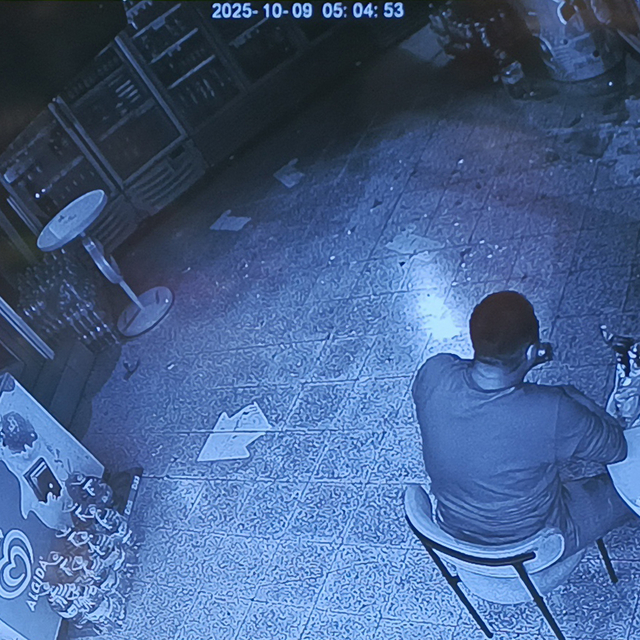 Camı kırıp girdiği markette yedi, içti ve gitti