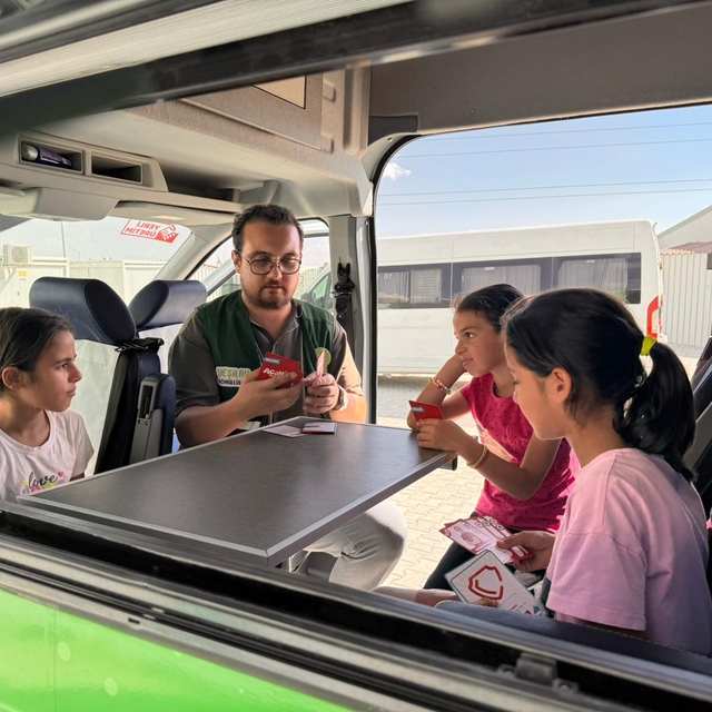 Yeşilay karavan etkinlikleriyle afetzede çocukları bağımlılıklara karşı bil...