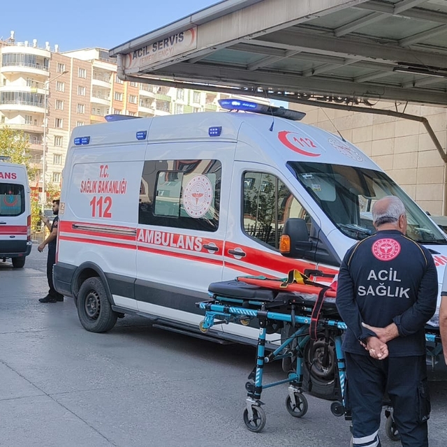 Siirt'te devrilen hafif ticari araçtaki 4 kişi yaralandı